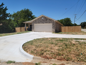 1116 N Mason St in Bowie, TX - Building Photo - Building Photo