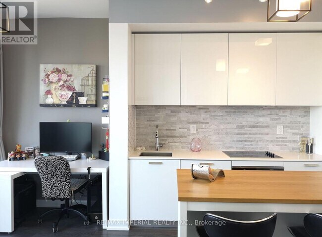 50 Charles St E in Toronto, ON - Building Photo - Building Photo