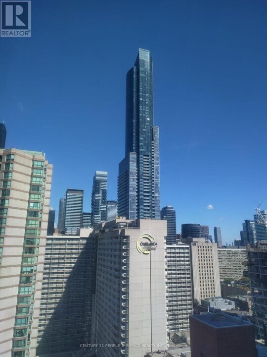 633-2633 Bay St. in Toronto, ON - Building Photo