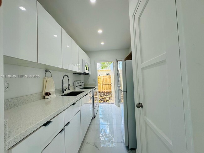 407 SE 14th Ct in Fort Lauderdale, FL - Building Photo - Building Photo