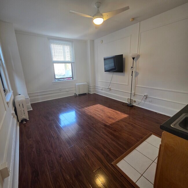 1324 Locust St, Unit 412 in Philadelphia, PA - Building Photo - Building Photo