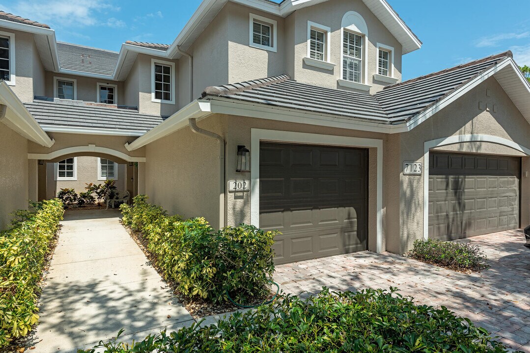 7123 Blue Juniper Ct in Naples, FL - Building Photo