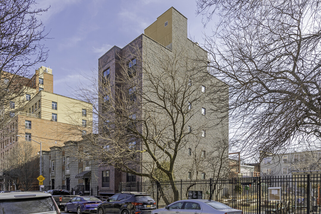 370 E 158th St in Bronx, NY - Building Photo