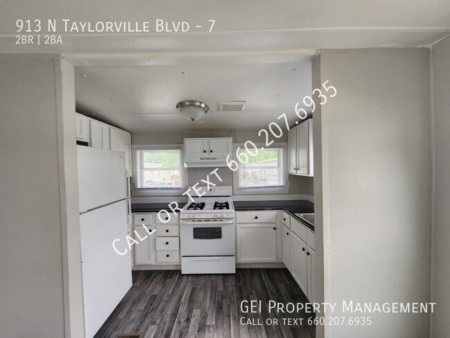 property at 913 N Taylorville Blvd