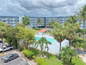 1655 W 44th Pl, Unit 511 in Hialeah, FL - Building Photo - Building Photo