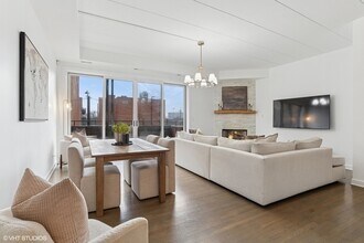 1332 W Madison St in Chicago, IL - Building Photo - Building Photo