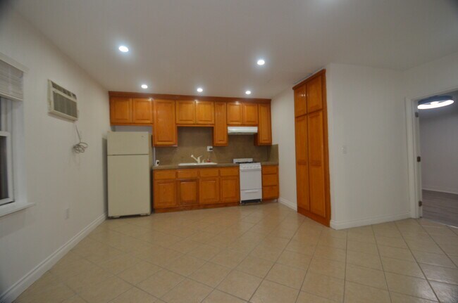 19201 Strathern St in Reseda, CA - Foto de edificio - Building Photo