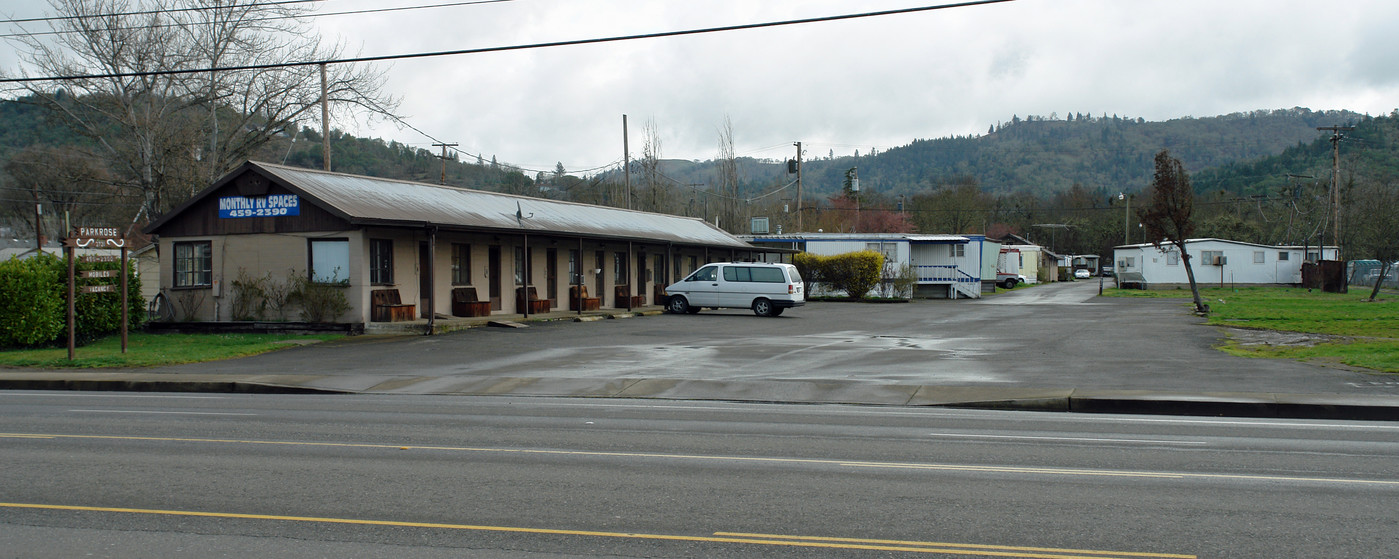 2721 NE Stephens St in Roseburg, OR - Foto de edificio