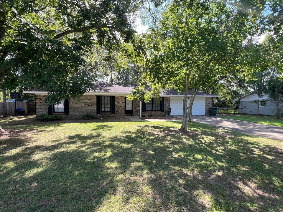 201 Biscayne Dr in Enterprise, AL - Building Photo