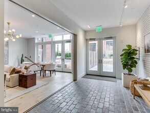 1324 E St SE-Unit -203 in Washington, DC - Foto de edificio - Building Photo