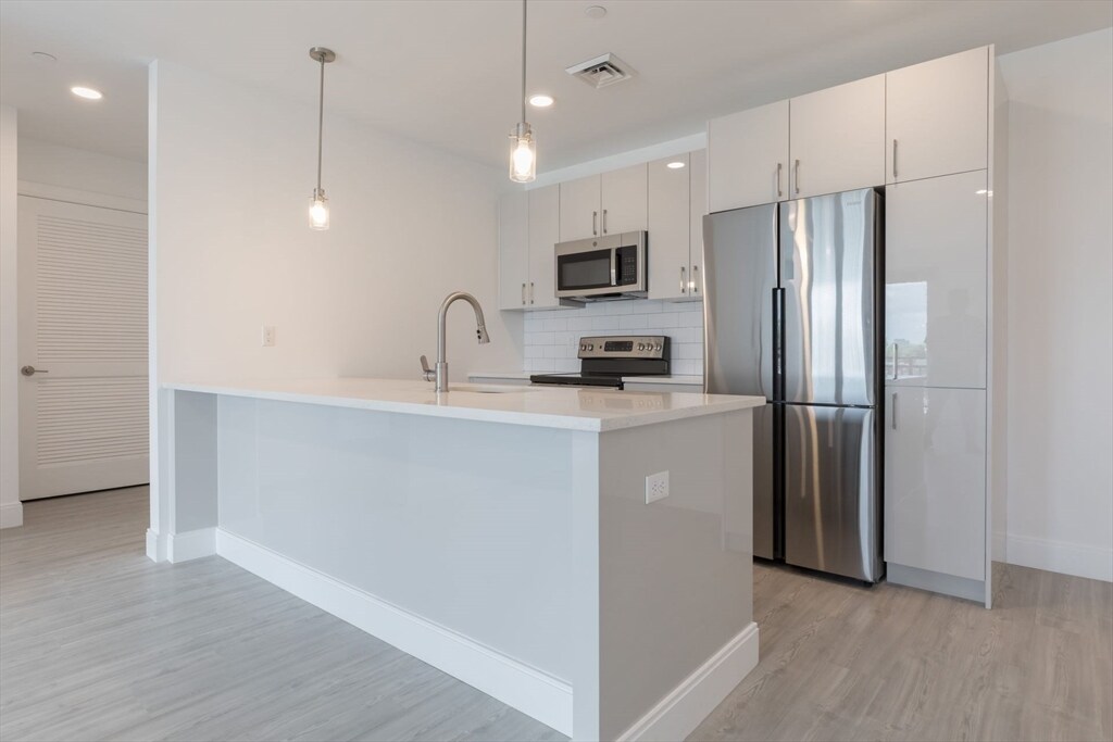 42 N Beacon St in Boston, MA - Building Photo