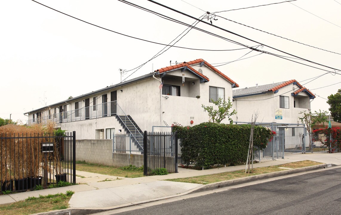 Roselle Courtyard in Hawthorne, CA - Building Photo