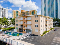 Attache Gardens Apartments in Hollywood, FL - Foto de edificio - Building Photo