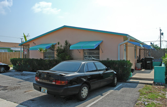 920 N J St in Lake Worth, FL - Foto de edificio - Building Photo