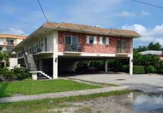 Old Colony Apartments in North Miami, FL - Building Photo - Building Photo