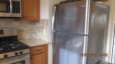 241 Amboy Ave in Metuchen, NJ - Building Photo - Building Photo