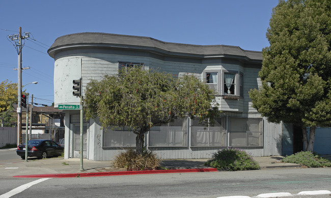 3275 Hollis St in Oakland, CA - Foto de edificio - Building Photo