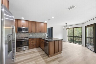 8753 Como Lake Dr in Jacksonville, FL - Building Photo - Building Photo