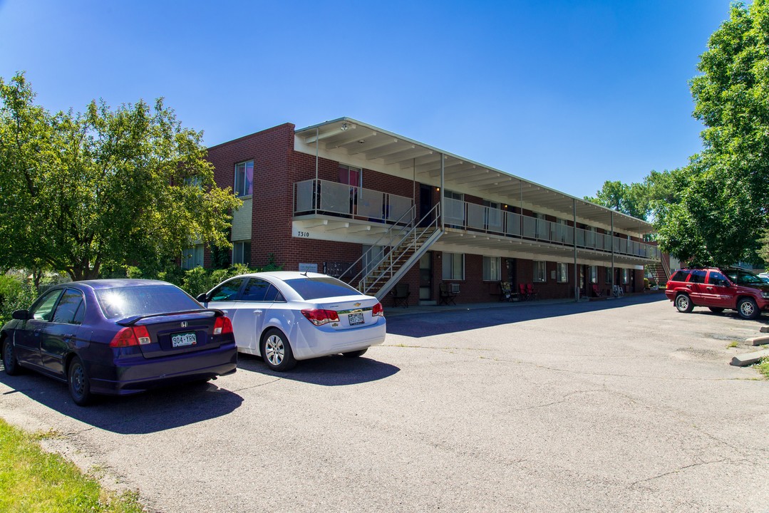 The Club Apartments in Lakewood, CO - Building Photo