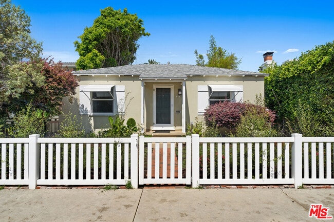 property at 815 Crestmoore Pl