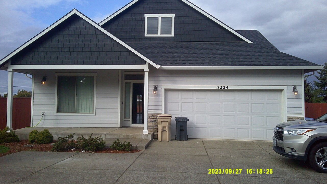 3224 E Mountain View Dr SE in Albany, OR - Building Photo