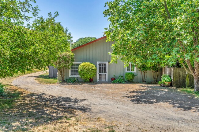 431 Stadler Ln in Petaluma, CA - Foto de edificio - Building Photo