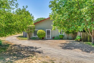 431 Stadler Ln in Petaluma, CA - Building Photo - Building Photo