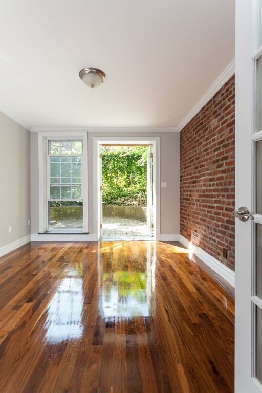 350 W 21st St