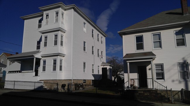 582 Cambridge St in Fall River, MA - Foto de edificio - Building Photo