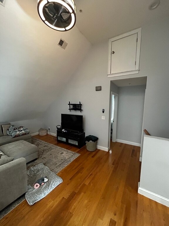 89 Wachusett St, Unit 3 in Boston, MA - Foto de edificio - Building Photo