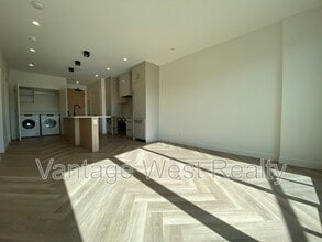 3316-3316 Lakeshore Rd in Kelowna, BC - Building Photo - Building Photo