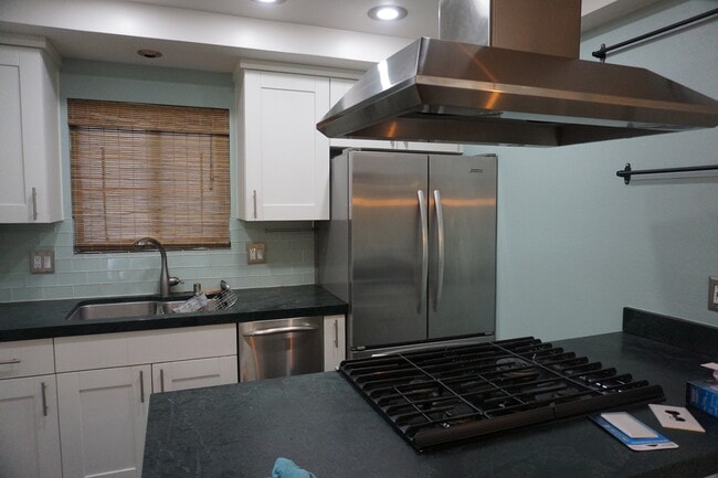 2075 Avenida Vista Del Monte #1 in Simi Valley, CA - Building Photo - Building Photo