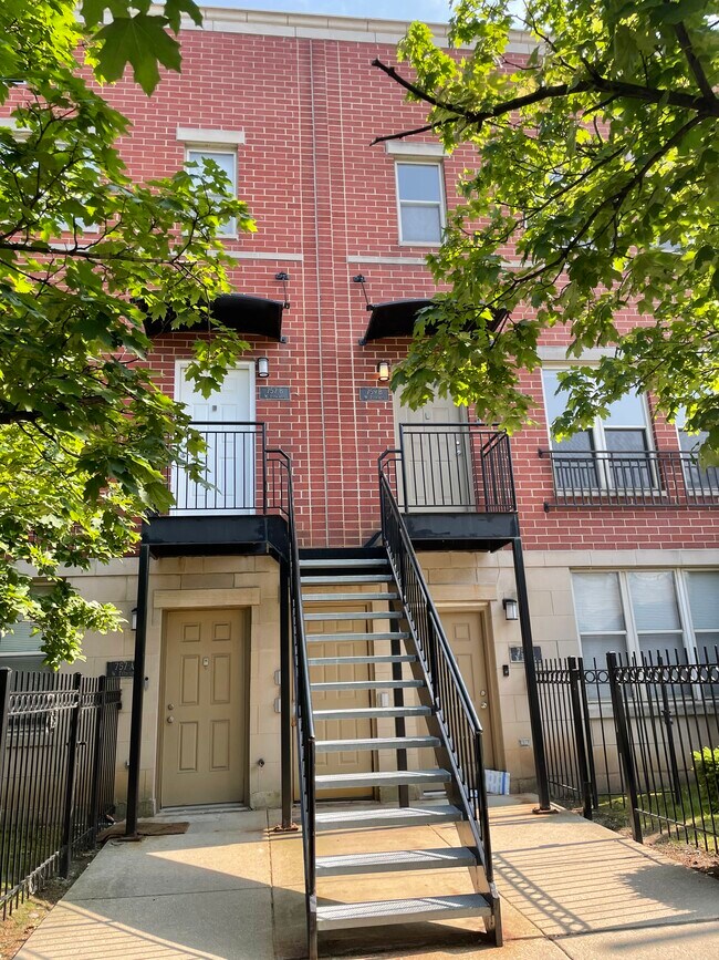 757 W Evergreen Ave, Unit A in Chicago, IL - Foto de edificio - Building Photo