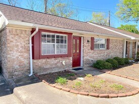 10122 Shadow Wood Dr in Houston, TX - Building Photo