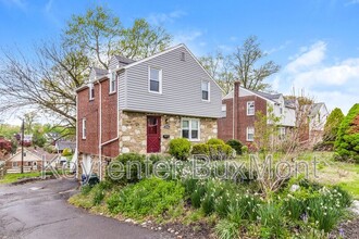 2032 Jenkintown Rd in Glenside, PA - Building Photo - Building Photo