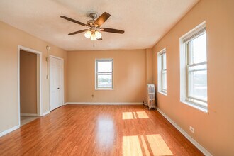 911 W Lawrence Ave, Unit #501 in Chicago, IL - Building Photo - Building Photo