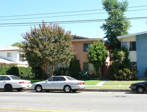 5712 Kester Ave in Van Nuys, CA - Building Photo - Building Photo