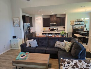 1942 Bending Green Dr in Arcola, TX - Foto de edificio - Building Photo