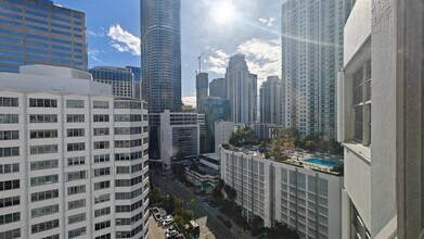 825 Brickell Bay Dr, Unit 1951 in Miami, FL - Foto de edificio - Building Photo