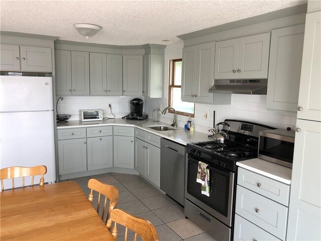 8 Seascape Ave in Middletown, RI - Building Photo - Building Photo