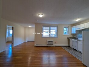 2018 Commonwealth Ave in Boston, MA - Building Photo - Building Photo
