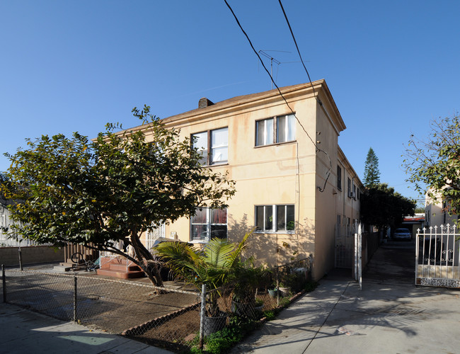 1063 N Alma Ave in Los Angeles, CA - Foto de edificio - Building Photo