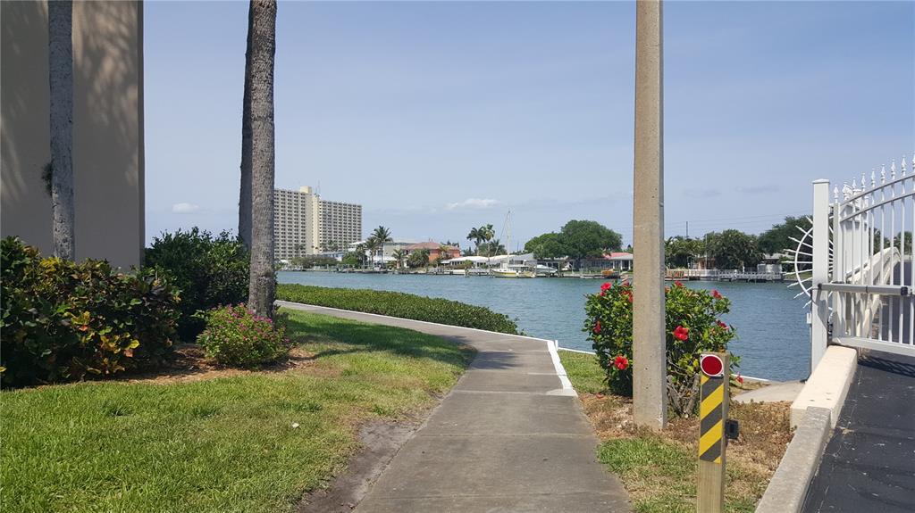 7465 Bay Island Dr S in South Pasadena, FL - Foto de edificio