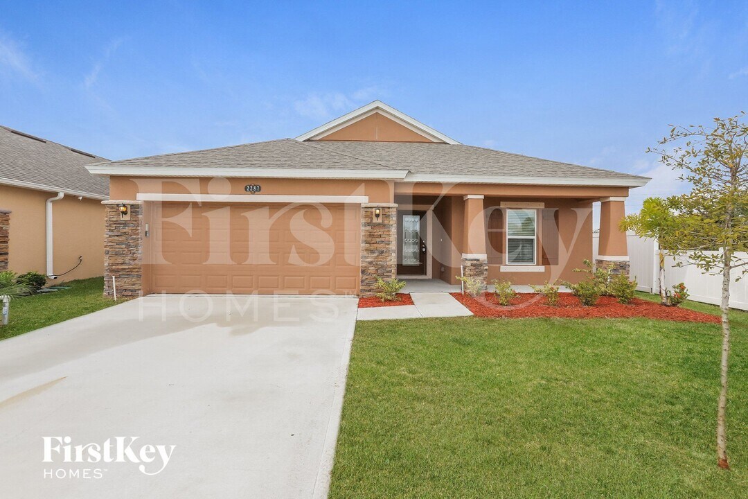 2287 Attilburgh Blvd in West Melbourne, FL - Foto de edificio