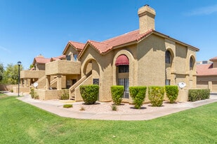 Elliot Place in Chandler, AZ - Building Photo
