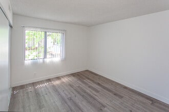Summer Breeze Apartments in North Hollywood, CA - Foto de edificio - Interior Photo