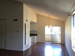 1315 S Bundy Dr in Los Angeles, CA - Building Photo - Building Photo