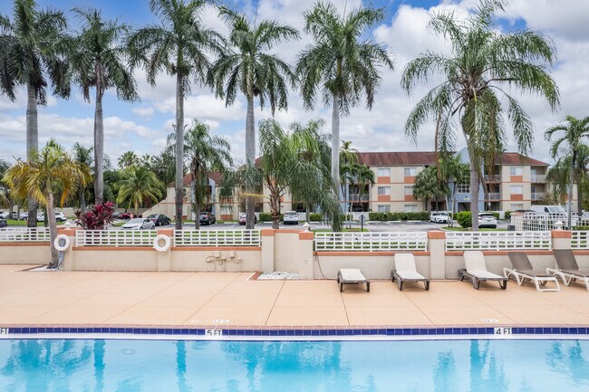 Villa Rustica in Hialeah, FL - Foto de edificio - Building Photo