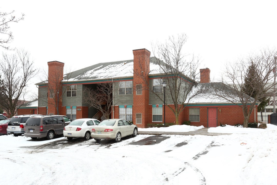 Carriage Town Square Apartments in Flint, MI - Foto de edificio