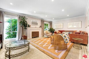 2049 N Berendo St in Los Angeles, CA - Building Photo